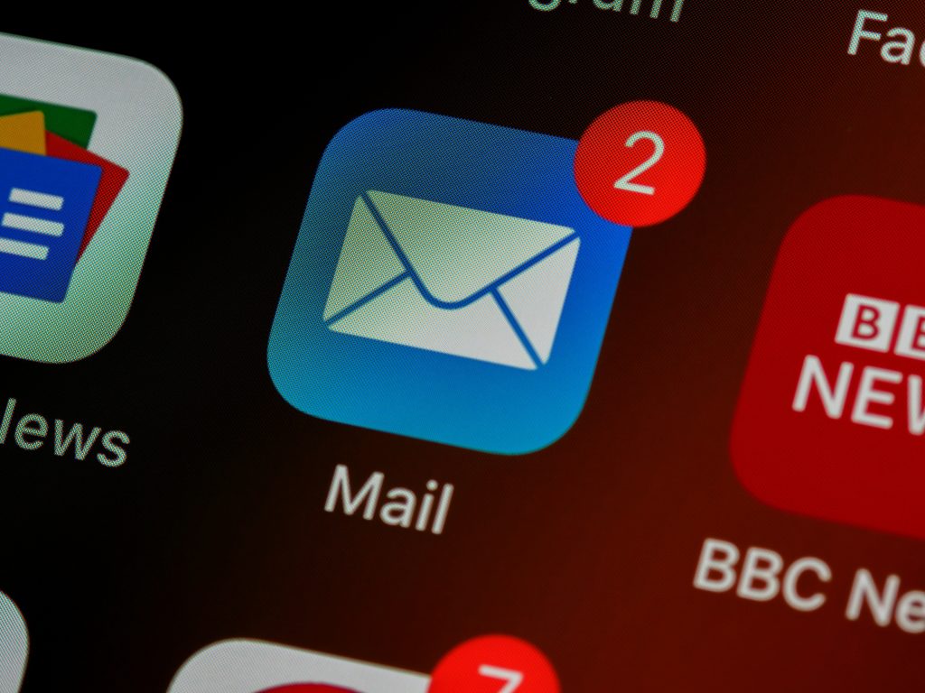 Slika s ikonama na mobitelu u čijem je središtu ikona za Mail s oznakom 2 pristigla maila