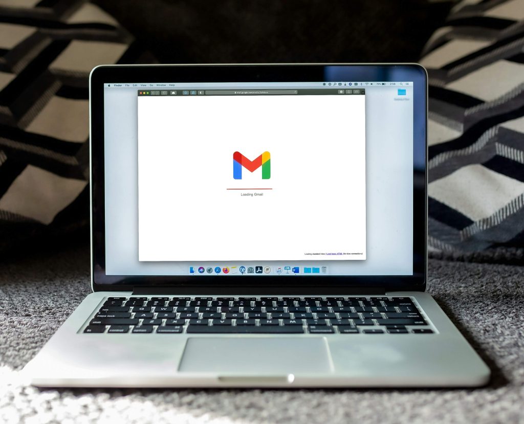 Otvoreni laptop na čijem ekranu je simbol Gmaila