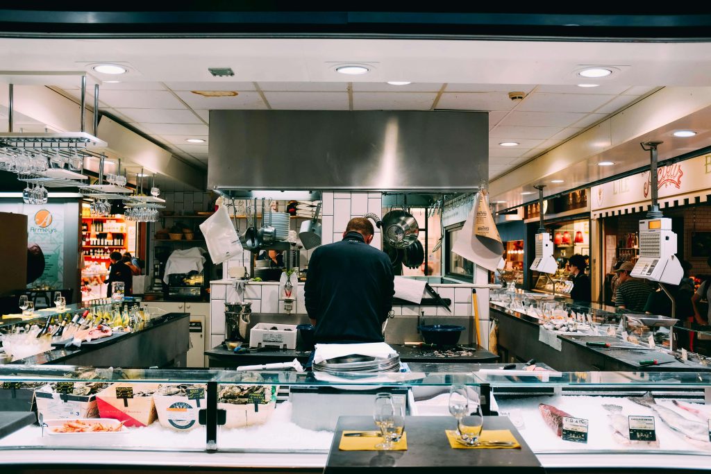Prikaz restorana koji ima vitrine unutar koje su unutar vitrine izložene različite namirnice